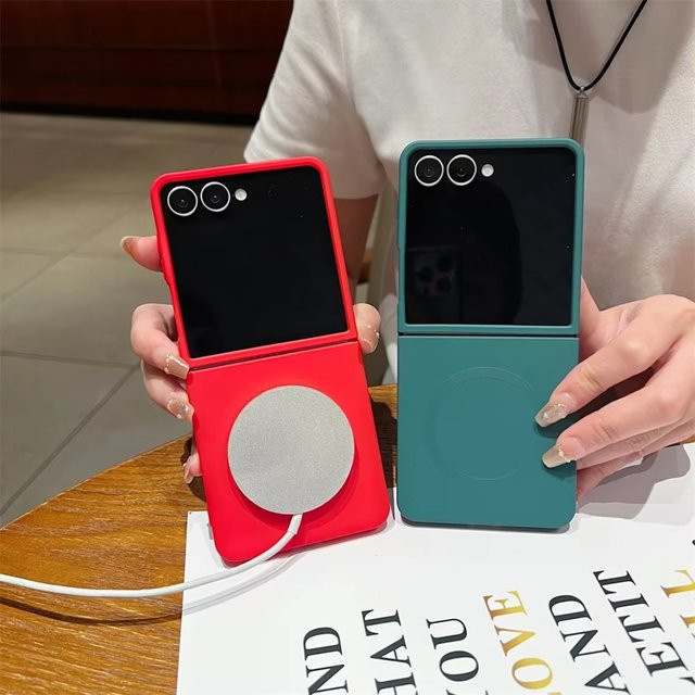 Magnetische Silikon-Schutzhülle für Samsung Galaxy Z Flip 7, FE, 6, 5, 4, 3 5G in Grün mit kabellosem Laden und stoßfestem Softphone-Design - Bild 1