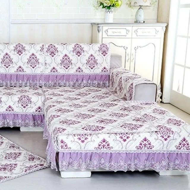 Rutschfester Sofabezug aus Polyester-Baumwoll-Mischung mit floraler Stickerei und Klöppelspitze in Lila, B/B: 90 x 90 cm - Bild 1