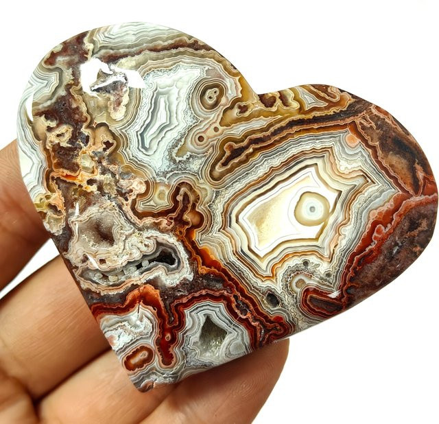 Handgefertigter mexikanischer Achat in Herzform von CrystalHola mit Wasserwellenmuster und Drusen in Orange, Rot, Weiß und Schwarz - Bild 1