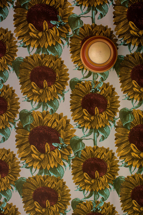 Studio Lisa Bengtsson Tapete Sunday 1358 Botanisches Floral Design in Gelb Grün Multicolour Vlies-Tapete im Skandinavischen Stil - Bild 2