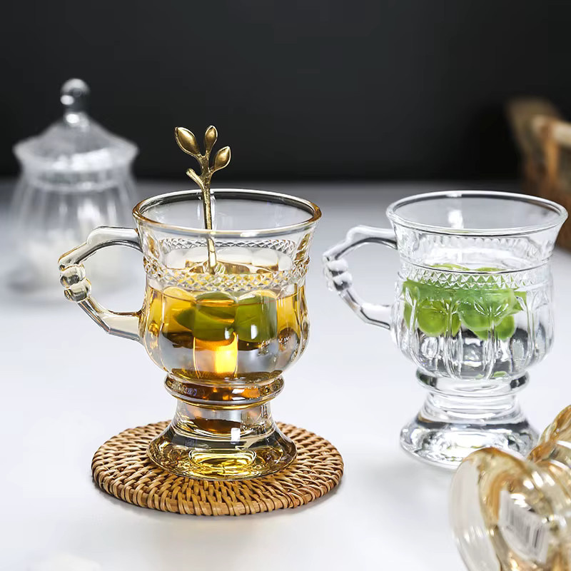 Vintage-Glastasse mit Herz-Prägung und Griff in Transparent, elegante Kaffeetasse für Latte Macchiato und Nachmittagstee - Bild 2