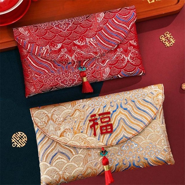 Traditioneller roter Umschlag aus Textil mit Stickerei und Quaste für Neujahr oder Hochzeiten - Bild 1