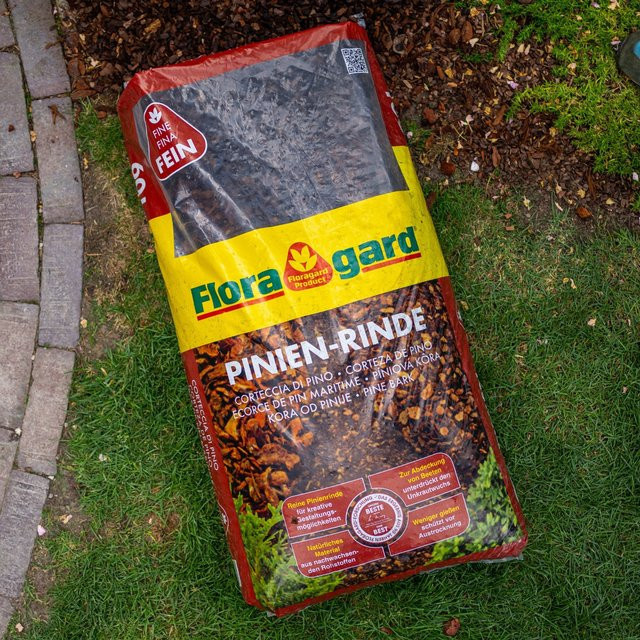 Floragard Pinienrinde Fein, brauner Rindenmulch für Ziergarten und Zimmerpflanzen, 60 l - Bild 1