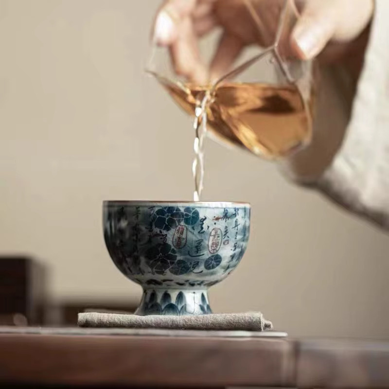 Blau-weiße Keramik-Teetasse im antiken Stil mit Landschaftsmotiv und Knisterglasur für Gongfu-Tee - Bild 4