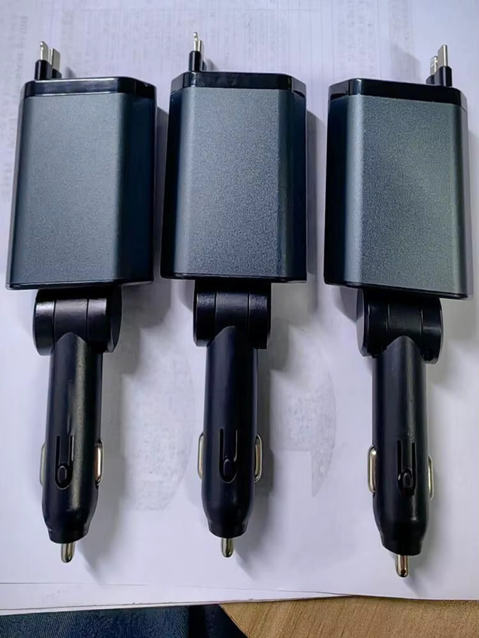 4-in-1 Mini Autoladegerät mit einziehbarem USB-C Schnellladekabel in Schwarz - Bild 7