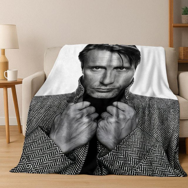 Gemütliche Flanelldecke von Warm Home Life mit Mads Mikkelsen Motiv, weiche Überwurfdecke aus Polyester in Weiß, B/B: 150 x 180 cm - Bild 1