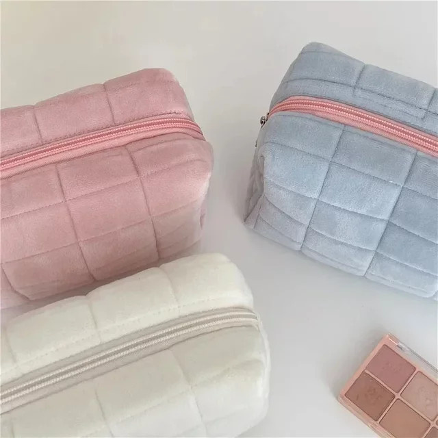 Samt-Kosmetiktasche im Kissen-Design mit großem Fassungsvermögen als Federmäppchen und Stifttasche in Rosa, Weiß, Blau oder Lila - Bild 1