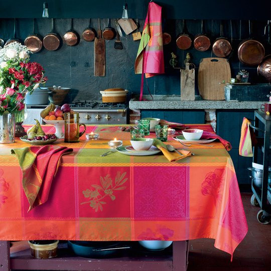 Beschichtete Jacquard-Tischdecke colorée von Garnier-Thiebaut in Mehrfarbig mit floralem Muster, rechteckig, Baumwolle, fleckenabweisend und waschbar - Bild 1