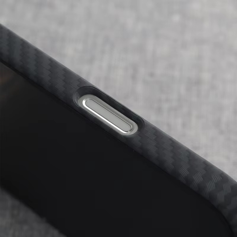 MagSafe Handyhülle mit 3D-Relief-Objektiv und Carbon-Faser-Textur für iPhone 16, 15 Pro Max, 16e, 14, 13 in Schwarz - Bild 3