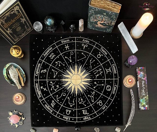 VIKAMA Tarot-Tischdecke mit Sternzeichen-Motiv in Schwarzgold, Astrologie-Altartuch im Boho-Stil aus Leinen - Bild 1