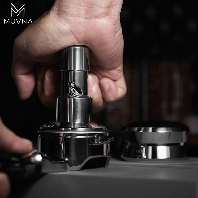 MUVNA V2 Espresso Tamper aus Edelstahl in Silber mit druckfederbelasteter Feder und schwerkraftadaptivem Höhenverteiler - Bild 1