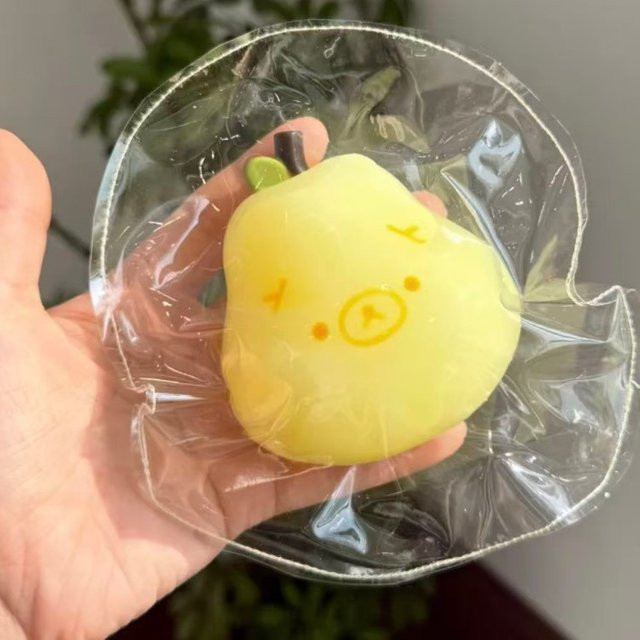 Gelbes Kawaii Birnen-Mochi Squishy Spielzeug aus weichem TPR als Stressabbau-Fidget-Toy und Schreibtischschmuck - Bild 1