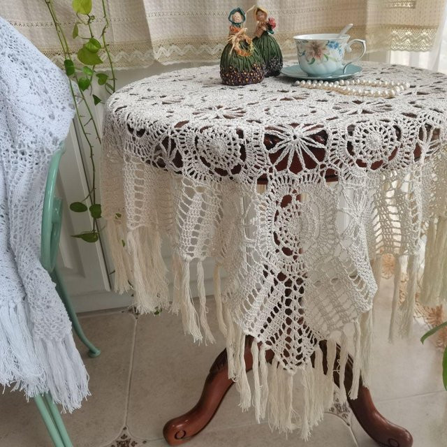 Handgehäkelte Baumwoll-Tischdecke mit Spitzenmuster von Binchi Outdoor Equipment in Beige oder Grau - Bild 1