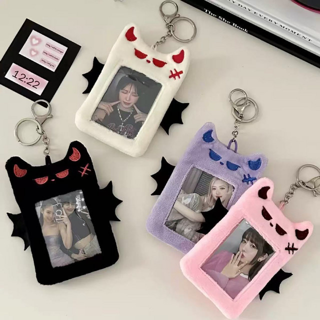 YT Plüsch-Kartenhalter Teufel-Design in Schwarz für Polaroid-Fotos und Idol-Karten - Bild 1