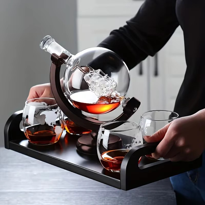 Kreatives Globus-Dekanter-Set mit bleifreier Glas-Karaffe, Holzständer und 2 Whiskygläsern in Braun und Transparent - Bild 3