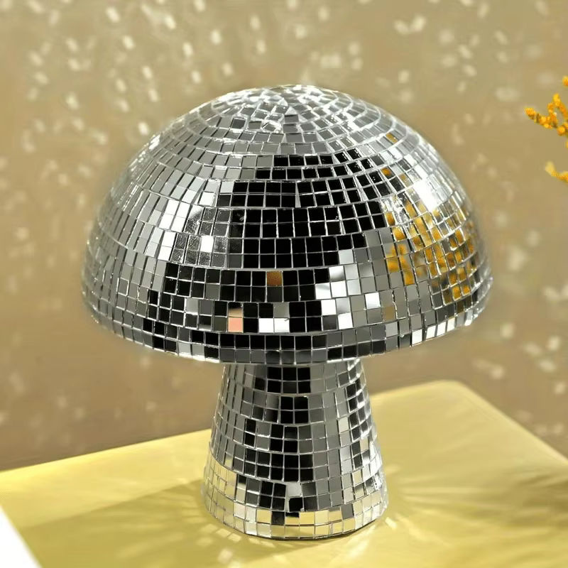 Glänzendes Pilz-Disco-Kugel-Ornament aus Glas in Silber und Grau als glamouröse Bar-Dekoration - Bild 4