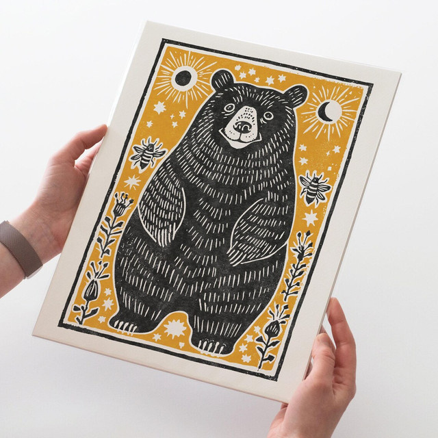 Schwarzbär-Linoleindruck mit Sonne, Mond und Bienen als Wanddekoration in Schwarz von SHENCHEN - Bild 1