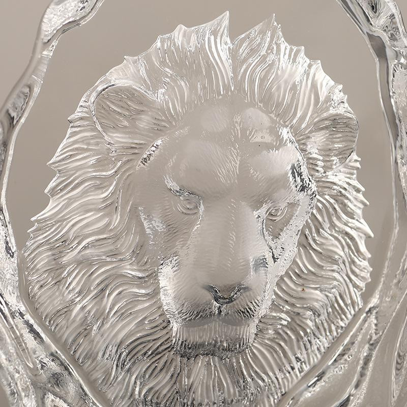 Premium Löwenkopf Ornament aus Glas in Transparent als luxuriöse Tischdekoration für dein Wohnzimmer oder Büro - Bild 3