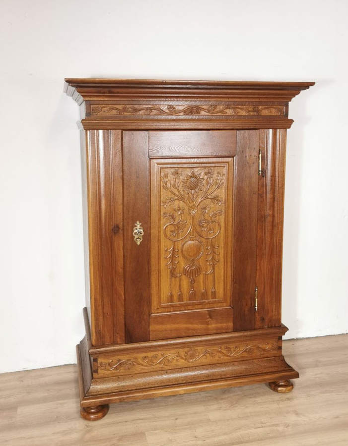 Antiker Eichenschrank Biedermeier um 1760 von Antikhof Brück in Braun mit floraler Verzierung, H x B x T: 180 x 133 x 67 cm - Bild 1