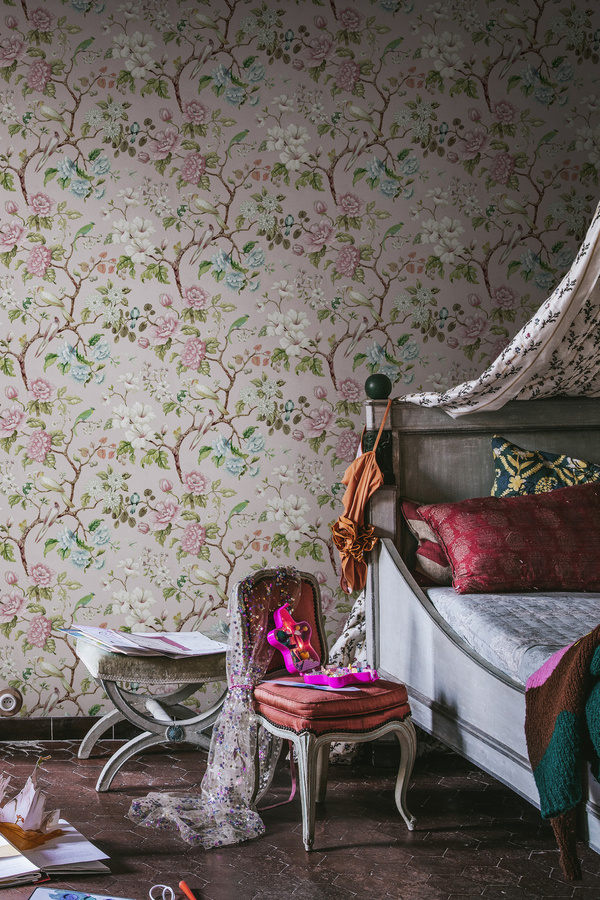 Rebel Walls Tapete Petit Flora in Soft Pink mit botanischem Vintage-Blumenmuster aus Vlies - Bild 1