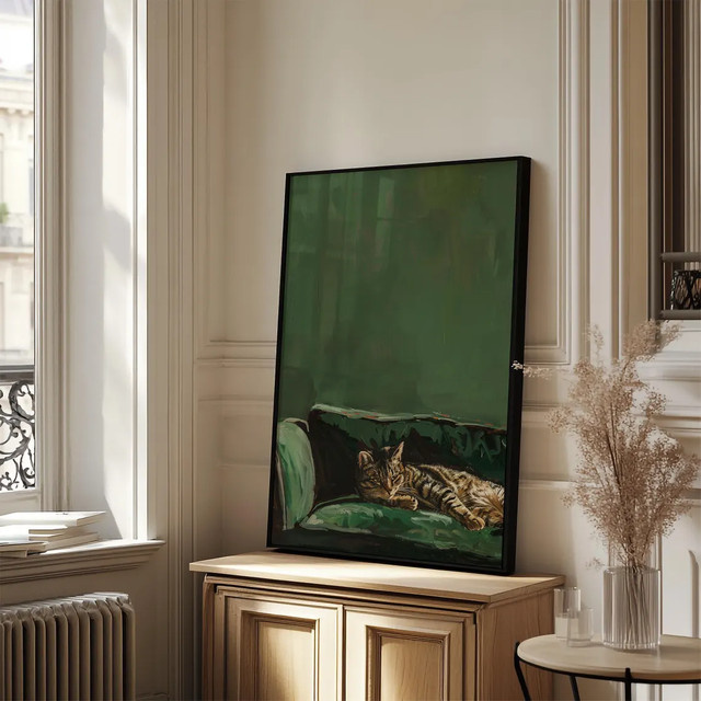 Sleepy Tabby Cat Kunstdruck von SHENCHEN, moderne Illustration einer schlafenden Katze auf grünem Samtsofa, rechteckiges Wandbild aus Leinwand - Bild 1
