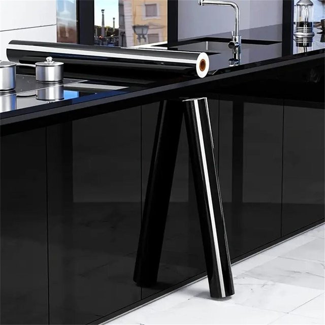 Glänzende Vliestapete von Glück Amy in Schwarz, wasserdichte selbstklebende Wandaufkleber für Badezimmer, Küche und Möbel, B: 40 cm, L: 200 cm - Bild 1