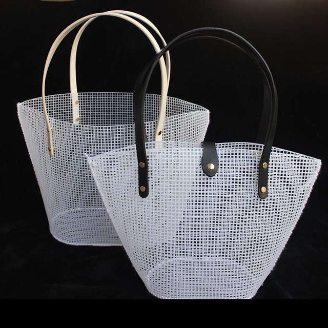 DIY-Werkzeugset für handgewebte Taschen aus schwarzem Mesh-Kunststoff mit Stickerei in Schwarz und Weiß - Bild 1
