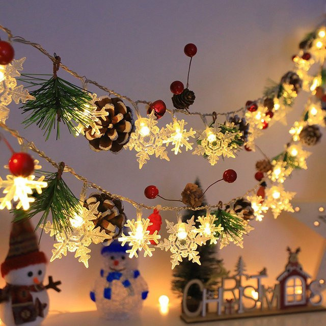 Weihnachts-LED-Lichterkette mit Motiven wie Weihnachtsmann, Elch und Schneemann von lyfs für deine Weihnachtsdekoration - Bild 1