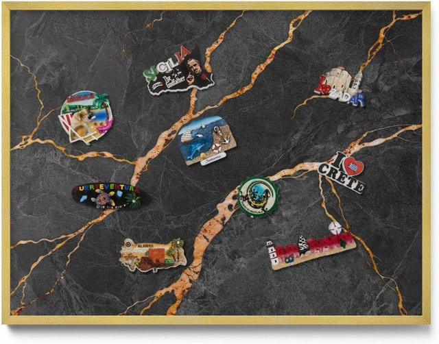 Tulup Magnettafel für Reisesouvenirs in Dunklem Marmor mit Goldrahmen, B: 80 cm, H: 60 cm - Bild 1