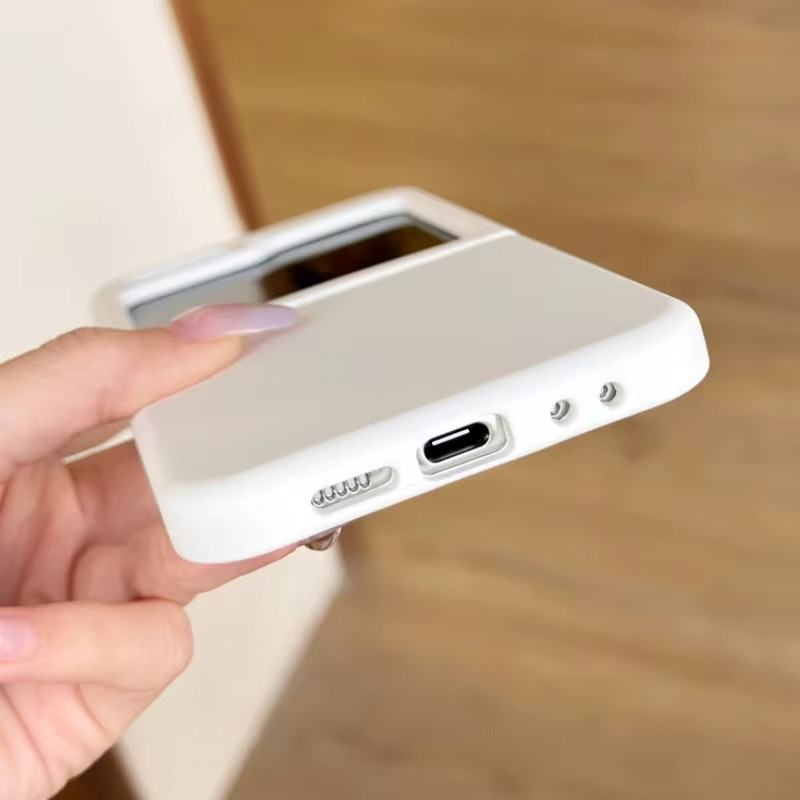 Stoßfeste Silikonhülle für Samsung Galaxy Z Flip 6 und Z Flip 5 in Rot mit mattem Finish - Bild 4