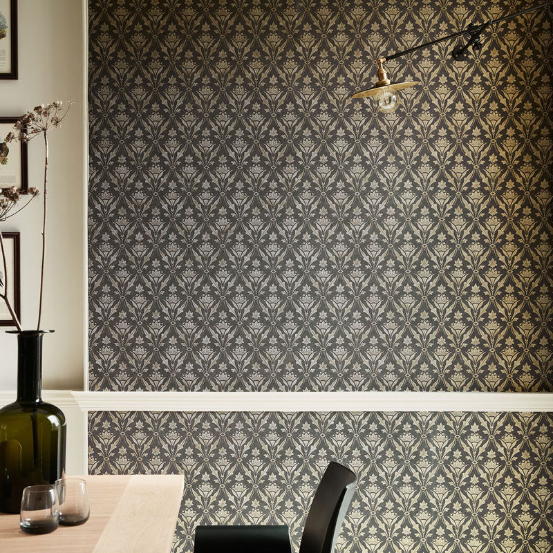 Little Greene Tapete Borough High Street Stamp in Schwarz und Gold mit Vintage City Design und floralem Muster als Non-Woven Rollen-Tapete - Bild 2