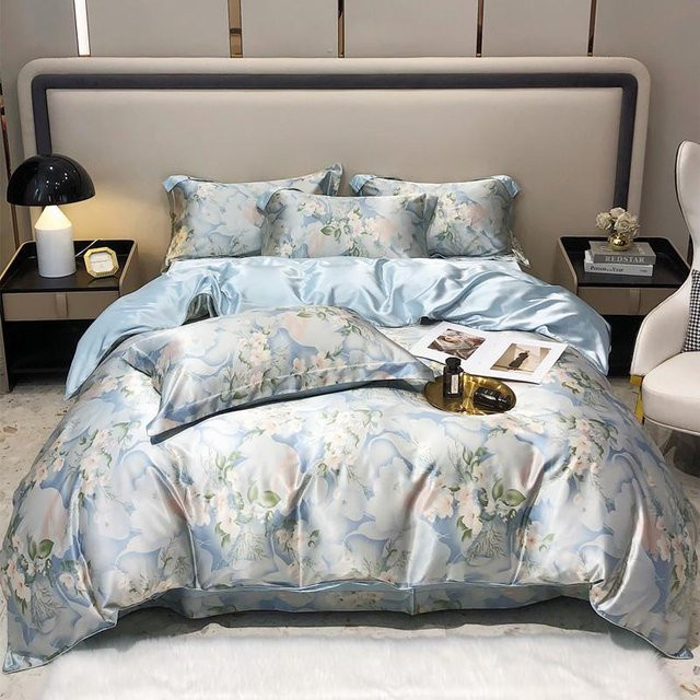Vierteiliges Bettlakenset von Your Warm Home aus bedruckter Kunstseide mit floralem Design in Blau, bestehend aus Bettbezug, Kissenbezügen und Spannbettlaken, Maße: 150 x 200 cm - Bild 1