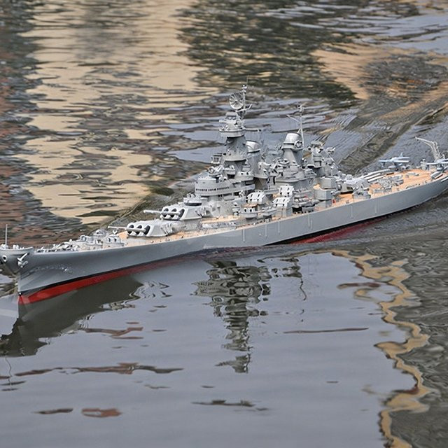 AT 99 MODEL USS Missouri Schlachtschiff, RC-Schiffsmodell, 1:200, 4-Motoren-Antrieb, Fiberglas, ferngesteuert - Bild 1