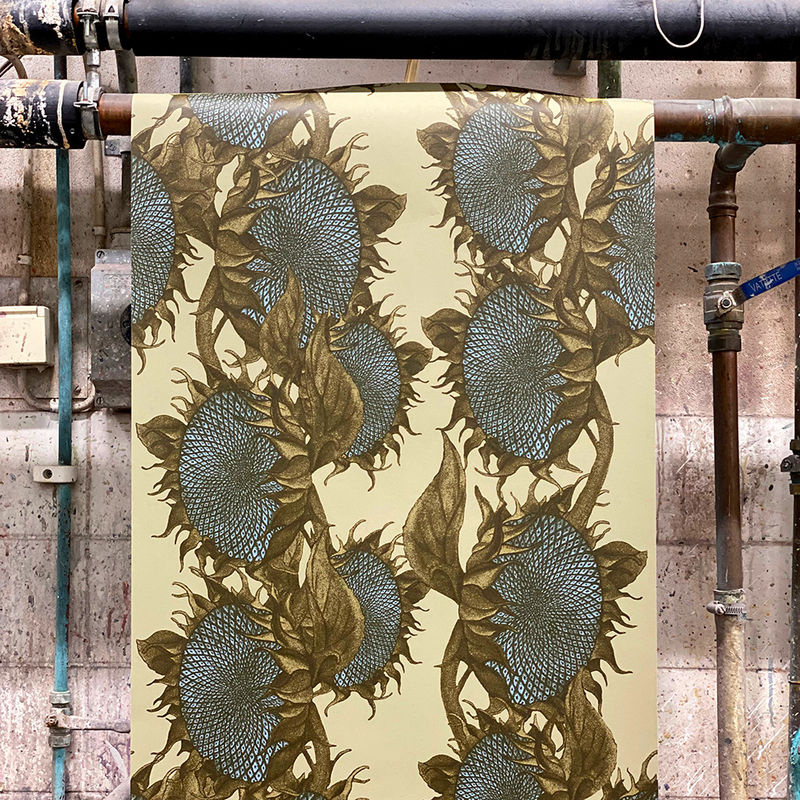 Studio Lisa Bengtsson Tapete Vera 1359 mit botanischem und floralem Design in Gelb, Blau und Multicolour - Bild 2