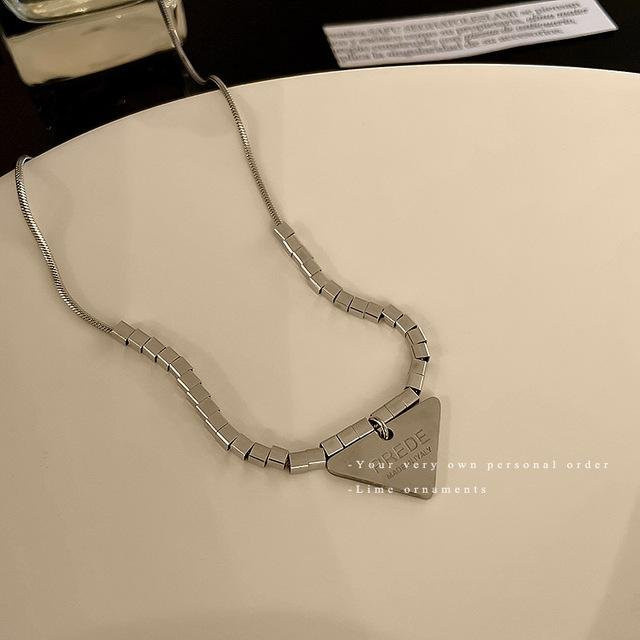 Wucifang Jewelry Halskette, Invertiertes Dreieck P Anhänger, Edelstahl, beige, Unisex - Bild 1