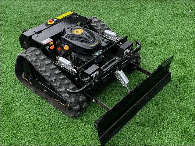 FM-Solar Ferngesteuerter Motor-Rasenmäher CW-500 Schwarz mit Schneepflug und Kettenantrieb - Bild 1