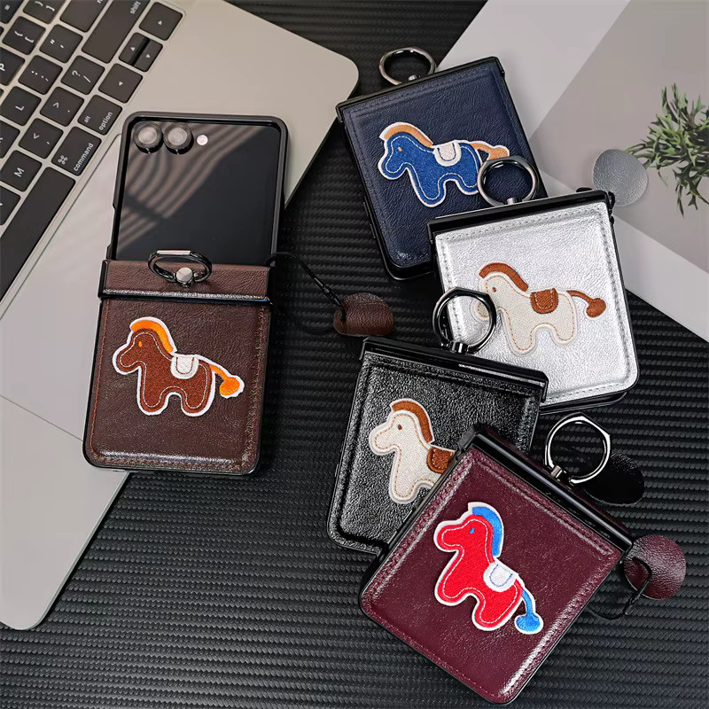 Premium PU-Leder Handyhülle mit Pferde-Stickerei für Samsung Galaxy Flip 8, 7 FE, 6, 5 und 4 in Schwarz mit Fingerringhalter - Bild 4