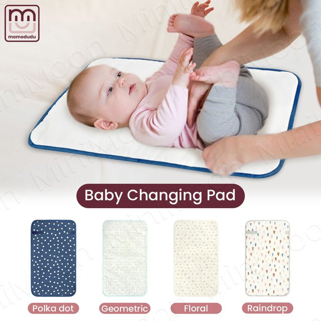 Wasserdichte und faltbare Wickelunterlage von momo&dudu in Multicolour für die Babyhygiene auf Reisen - Bild 1
