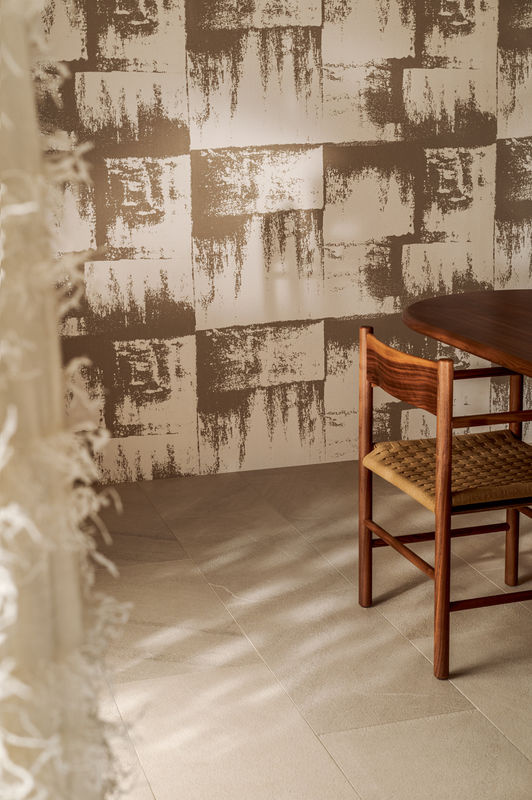 Élitis Wallpaper Muse RM 1047 02 in Gold, Grau und Weiß mit abstraktem geometrischem Textildesign - Bild 2