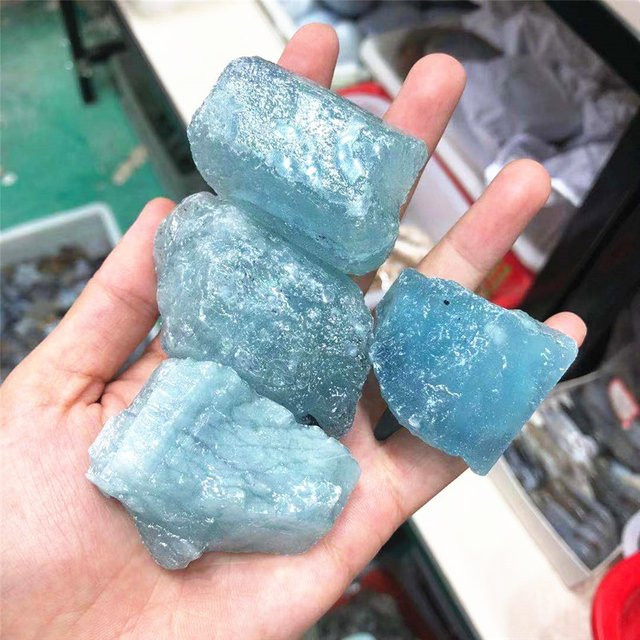 Natürlicher Aquamarin Quarz in Blau als roher Kristall zur Dekoration - Bild 1