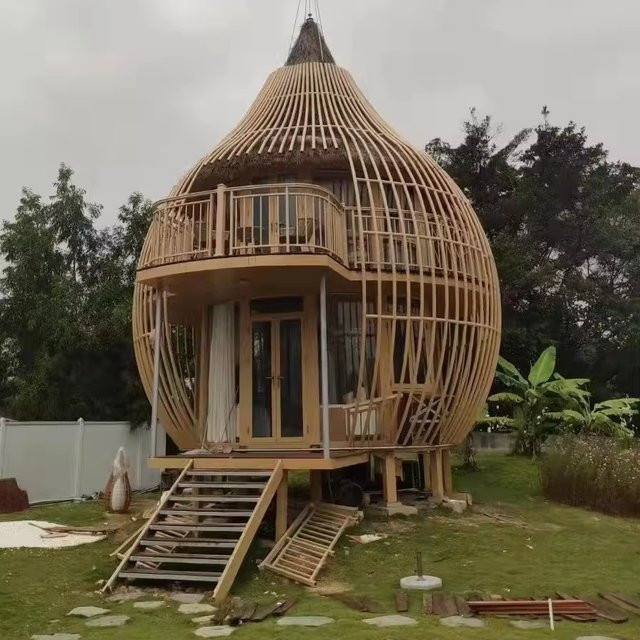 Rustikale Holzkabine als Campinghaus und Traumbaumhaus in Braun mit gewölbtem Dome-Design - Bild 1