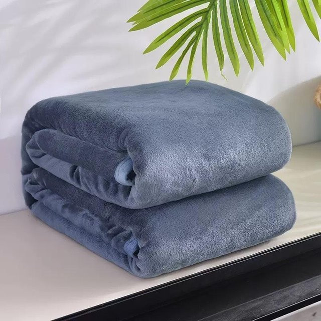ChicFashion Flanelldecke als Tagesdecke für Bett, Sofa oder Reise, Dunkelgrau, B/T: 100 x 150 cm - Bild 1