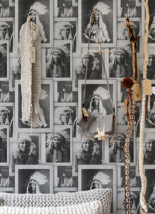 MINDTHEGAP Wandtattoo Indian Chiefs Mural in Grau, Vlies Tapete mit Ethno-Design, Breite: 52 cm, Höhe: 300 cm - Bild 1