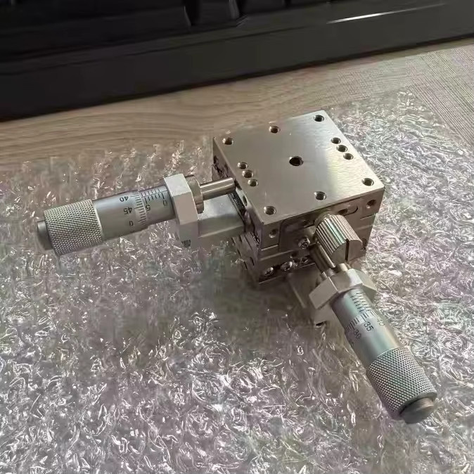 Manueller XY-Achsen-Präzisionsschiebetisch aus Edelstahl in Silber - Bild 3