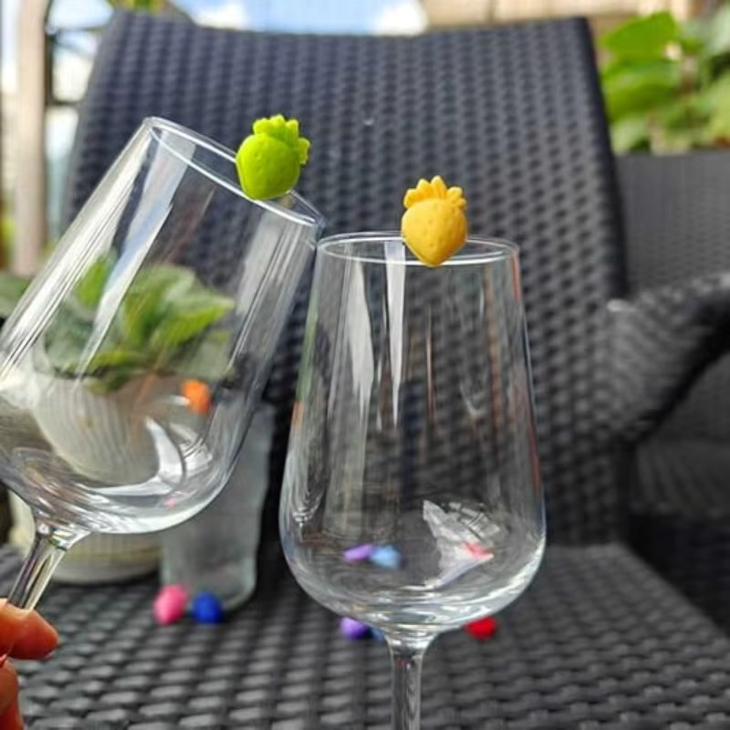 SUNFILI Set aus Silikon-Erdbeer-Weinglas-Charms und Untersetzern als Getränkemarkierung für Weinverkostungen und Partydekoration - Bild 3