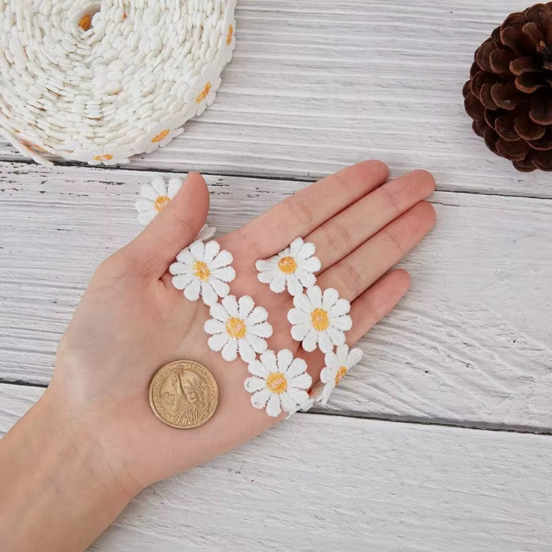 Spitzenband mit Gänseblümchen-Blumenbesatz in Weiß, 1 Rolle mit 6,4 m Länge, Breite: 2,5 cm, Polyester-Blumenband-Applikationen auf Kunststoffspule zum Nähen - Bild 2