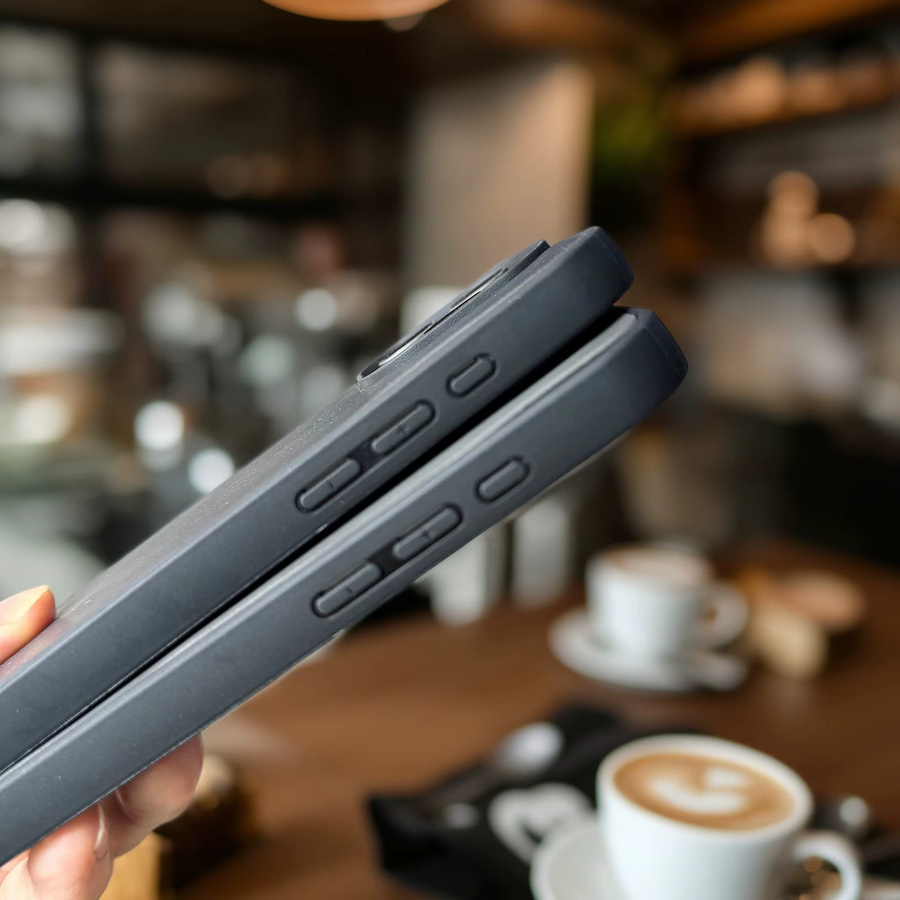 VNTK Luxus Handyhülle aus Leder mit Mikrofaser-Innenfutter für iPhone 17 Air 16 15 14 Plus 13 12 11 Pro Max in Schwarz - Bild 1