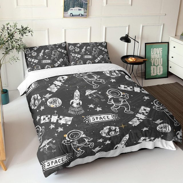 Flylo Bettwäscheset Universum Astronauten mit Weltraum-Print, 2-teiliges wendbares Microfaser-Bettbezug-Set in Dunkelblau und Schwarz, Breite: 135 cm - Bild 1