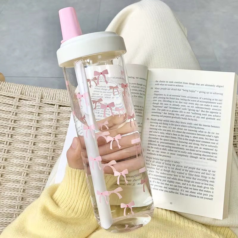 YOCITY Trinkbecher mit Strohdeckel in Pink, 700 ml Tragbarer Tumbler mit Schleifen-Print - Bild 2