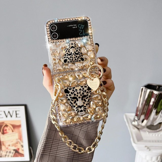 XSMYiss Kratzfeste Handyhülle mit Metall-Handkette im Bling Diamond Leopard Head Design für Samsung Galaxy Z Flip 5 6 4 3 2 1 in Gold und Multicolour - Bild 1